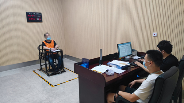 審訊現場。兩江新區警方供圖