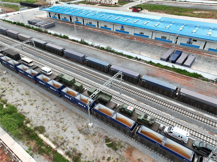 衛生列車在中國磨憨站整裝待發。曾理、畢蕓瑋攝