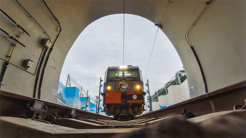 衛生列車即將駛入中老鐵路“友誼隧道”。譚又銘、劉一澤攝