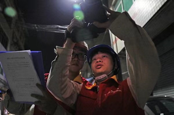 隊員正在用儀器測量線路溫度。趙勇攝