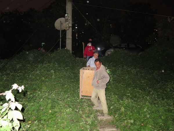 《地災搶險》。2020年4月4日，江北區寸灘街道工作人員夜間對柑子園滑坡點進行搶險，疏散周圍群眾脫離危險點，并幫助群眾搬離物品。陳貴英攝