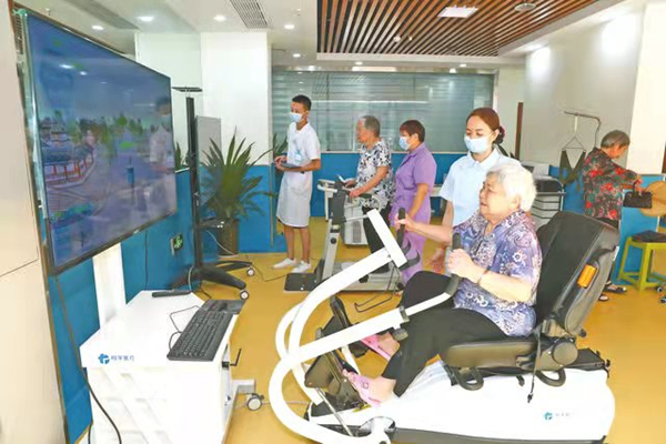 護工指導老年人參加康復訓練。廣安區融媒體中心供圖