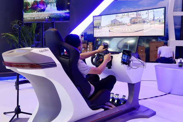 市民在江北館內體驗。龔皓月攝