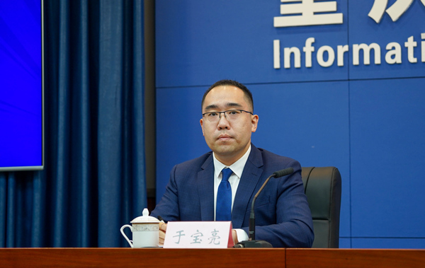 江北區人民政府黨組成員、江北嘴中央商務區管委會副主任于寶亮回答相關提問。吳汪洋攝