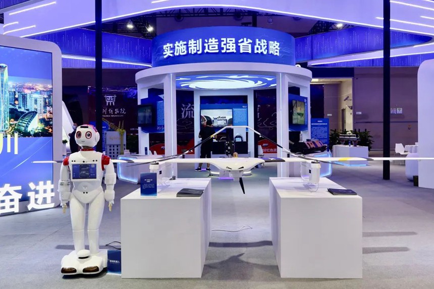 四川場館測溫機器人和無人機（模型）。龔浩月攝