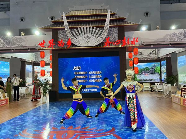 苗族歌舞《花線囊》亮相彭水展廳。蔣海濤攝