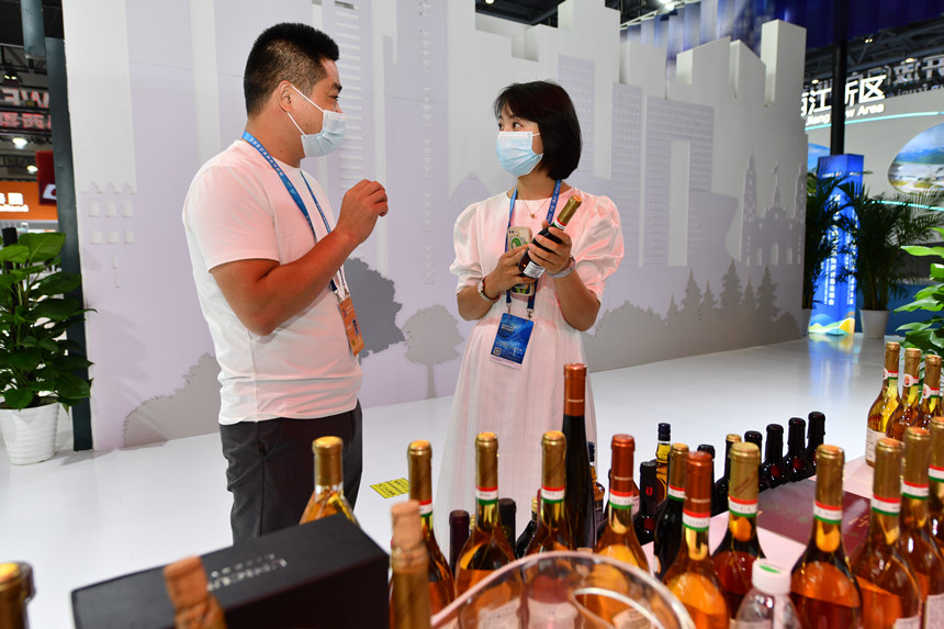 觀眾在匈牙利展廳了解當地的葡萄酒。鄒樂攝