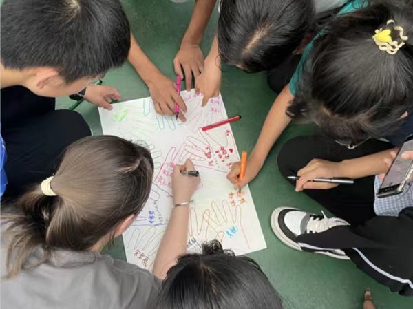 圖為孩子們共同設計隊旗。重慶師范大學供稿圖