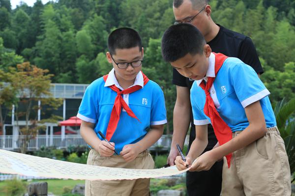 在倡議書上簽字?；顒又鬓k方供圖