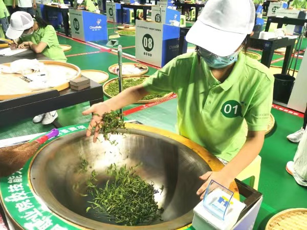 參賽選手正在制茶。徐雯瑄攝
