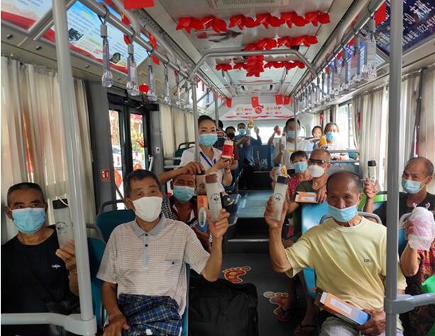 璧山至白市驛C201璧渝城際公交開行一周年，長運公司為乘客準備禮品。重慶交運集團供圖