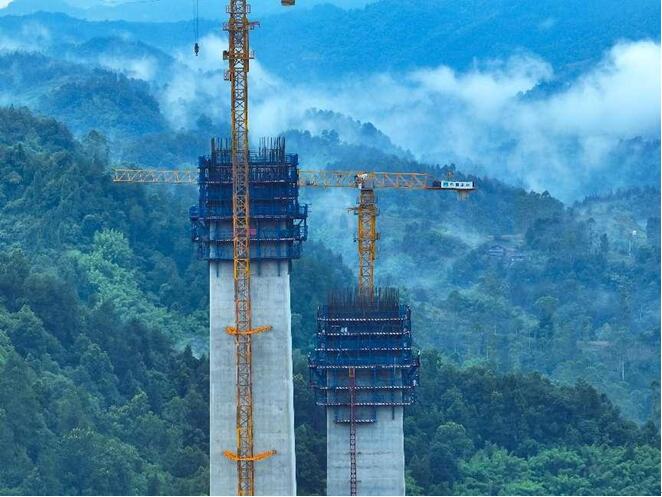 渝湘復線高速公路項目192米高橋墩封頂。中建鐵投供圖