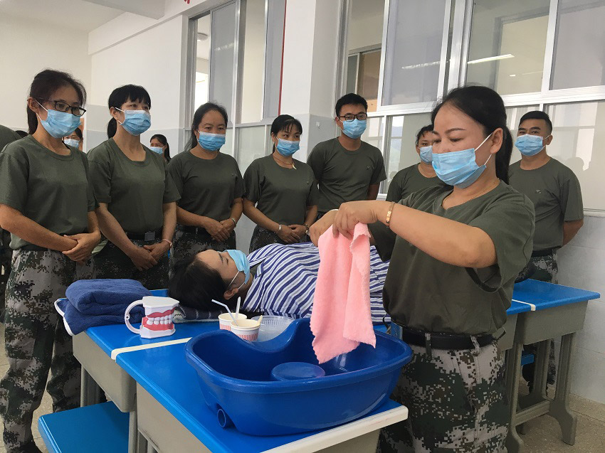 學員們正在進行實操練習。人民網記者 程浩攝