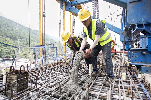 工人正在進行梁體混凝土澆筑作業。