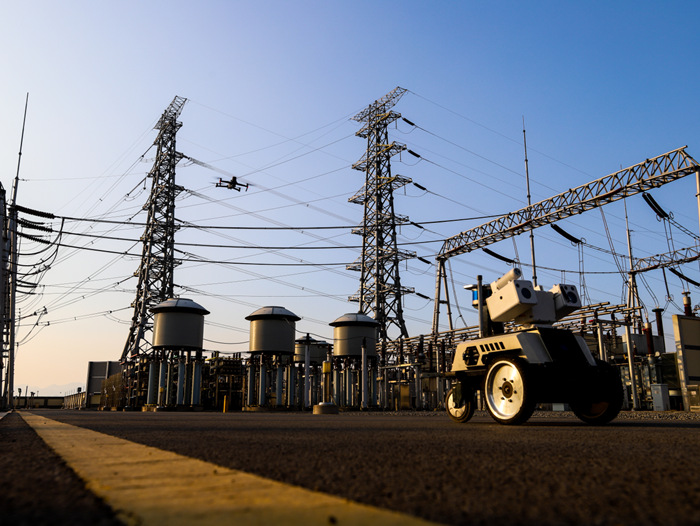 500千伏明月山變電站中開展“陸空一體”智能巡檢。國網重慶市電力公司供圖