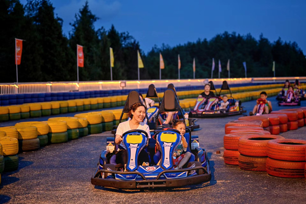 游客駕駛卡丁車。酉陽旅投供圖