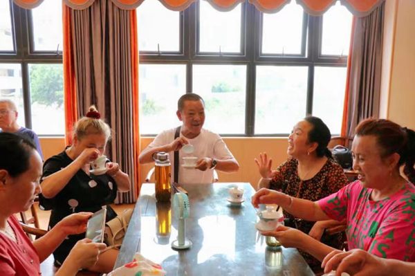 居民在茶館圍坐一起喝茶聊天。實習生胥世鵬攝