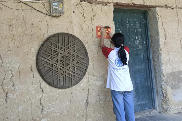 學生協助社區工作人員開展工作。重慶工程職業技術學院供圖