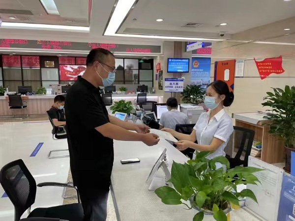 農藥經營許可證辦理現場。渝中區委宣傳部供圖