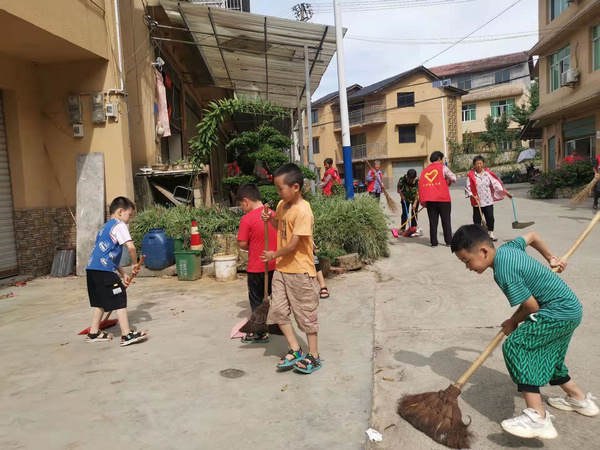 小朋友們正在參與打掃衛生。豐盛鎮供圖