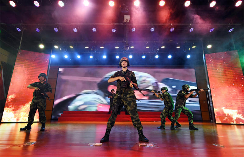 男子歌舞表演《我的后背交給你》。郭傳武攝