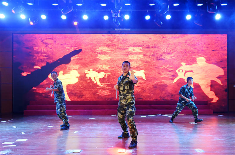 跆拳道、雙節棍表演《戰斗》。郭傳武攝