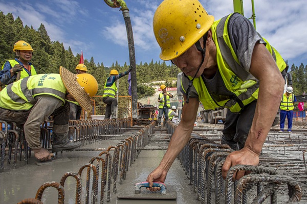 工人在現場施工。渝黔鐵路有限責任公司供圖