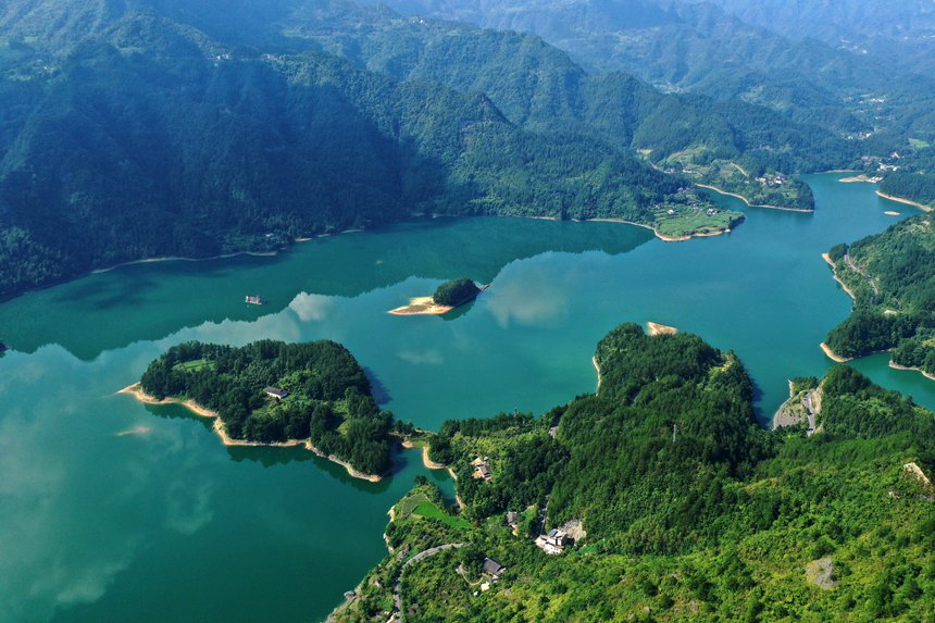 綠水青山環抱的小南海風景區。楊敏攝