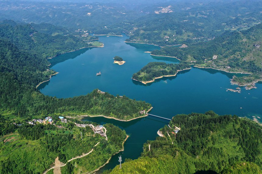 綠水青山環抱的小南海風景區。楊敏攝