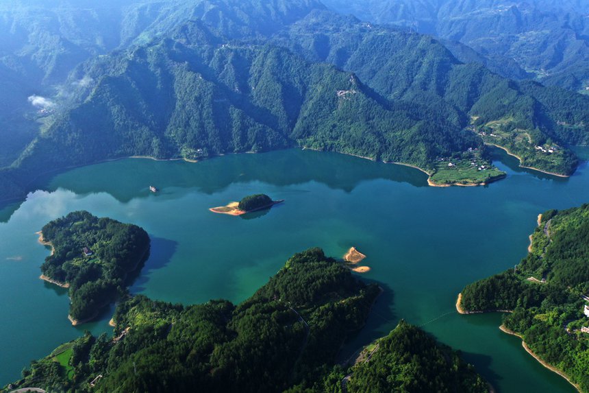 綠水青山環抱的小南海風景區。楊敏攝