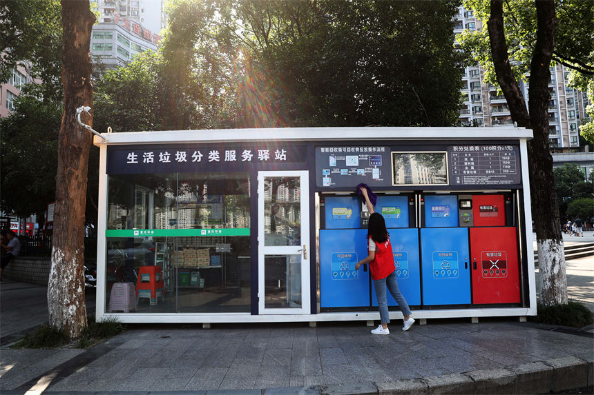 在重慶市彭水苗族土家族自治縣紅軍渡廣場生活垃圾分類服務驛站，管理員在打掃衛生。楊敏攝