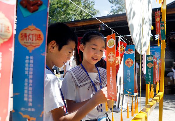 小朋友參加猜燈謎活動。向成國 攝