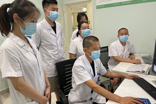 放射科醫師會診。璧山區婦幼保健院供圖