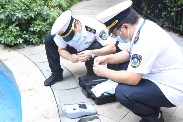 游泳場所檢查。江津區衛生健康綜合行政執法支隊