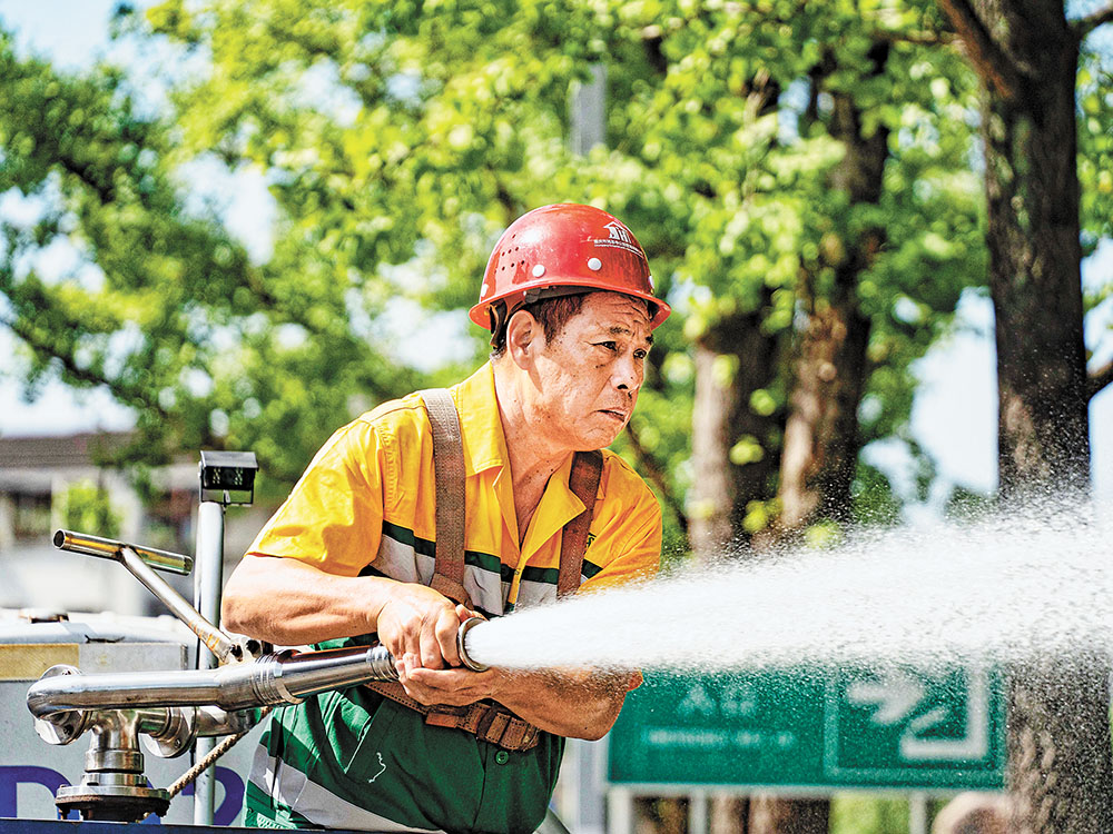 八月八日，江北區鴻恩寺森林公園，園林養護工人正在給綠植澆水。見習記者 劉旖旎 攝視覺重慶