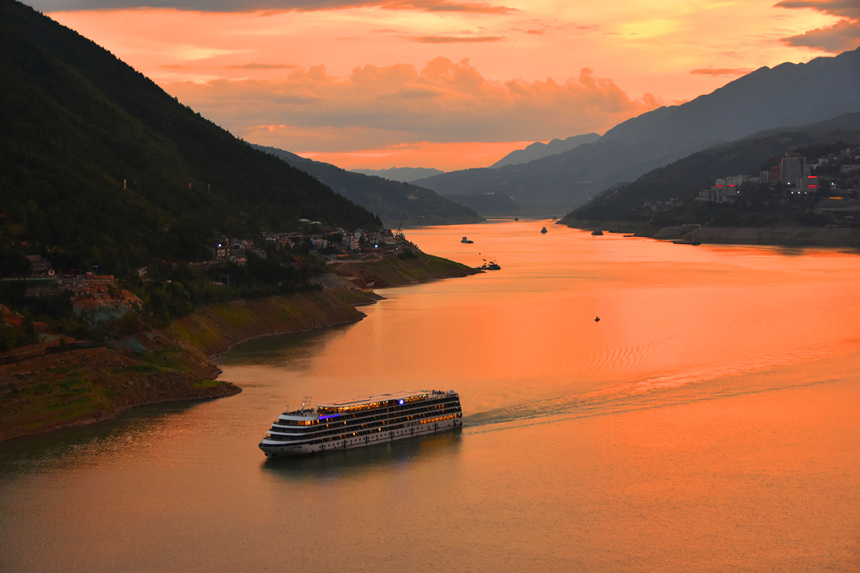 晚霞映照在長江與大寧河交匯的寬闊湖面。王忠虎攝