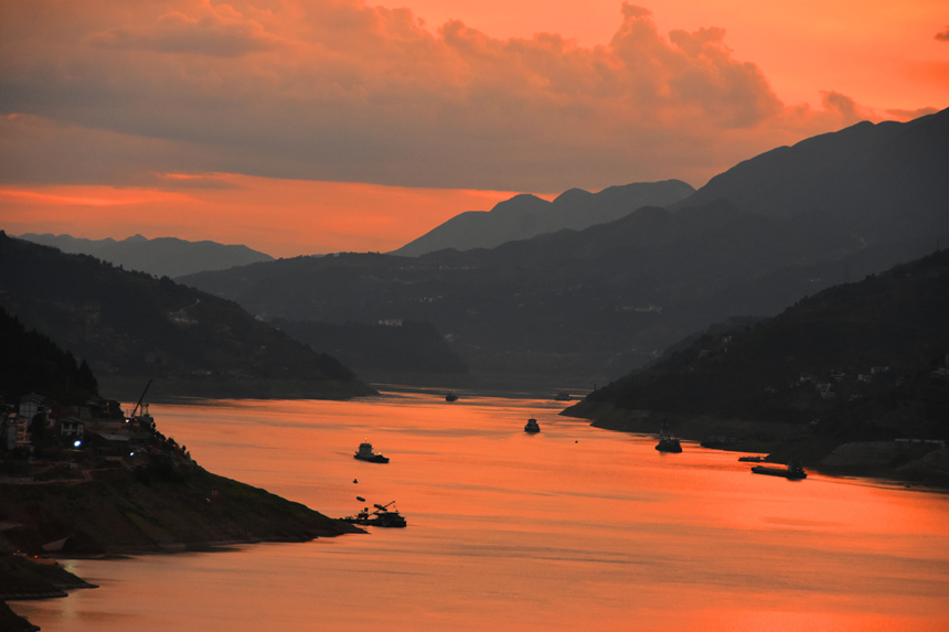 晚霞映照在長江與大寧河交匯的寬闊湖面。王忠虎攝