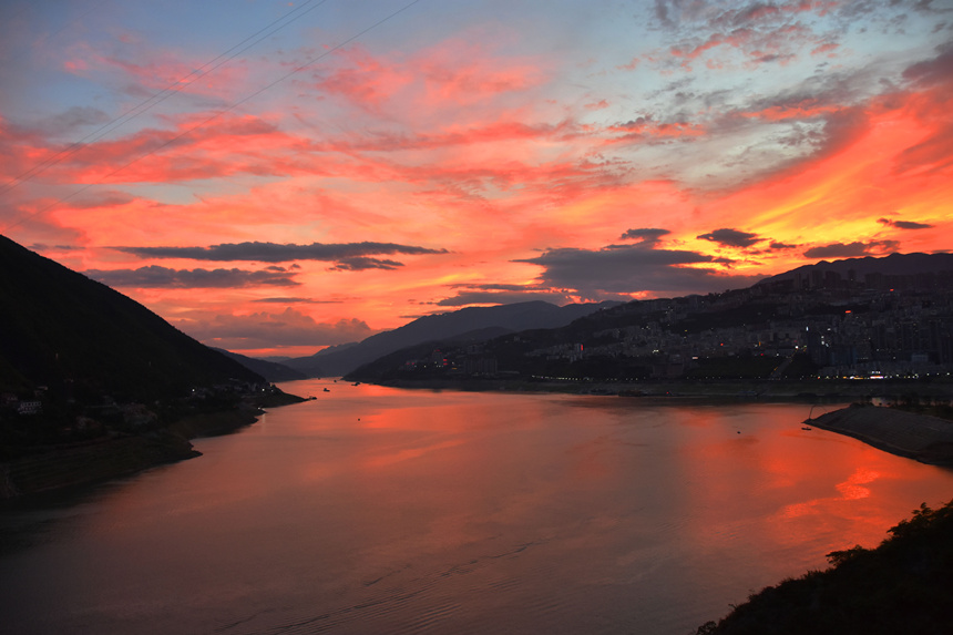 晚霞映照在長江與大寧河交匯的寬闊湖面。王忠虎攝