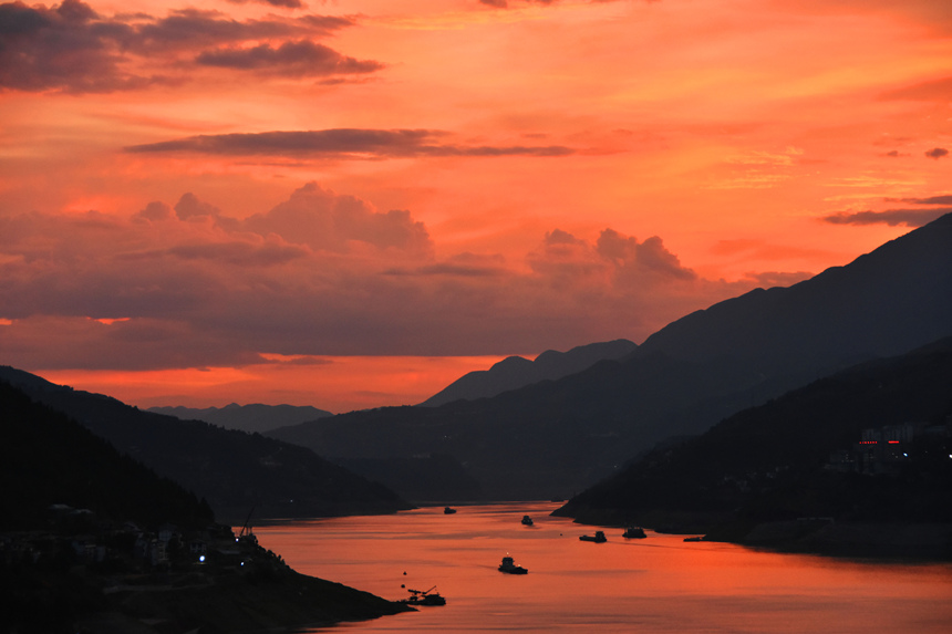 晚霞映照在長江與大寧河交匯的寬闊湖面。王忠虎攝