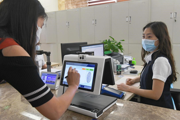 在江北區不動產登記中心，業務人員正在辦理“不動產+電力”過戶業務。馮勝嵐攝