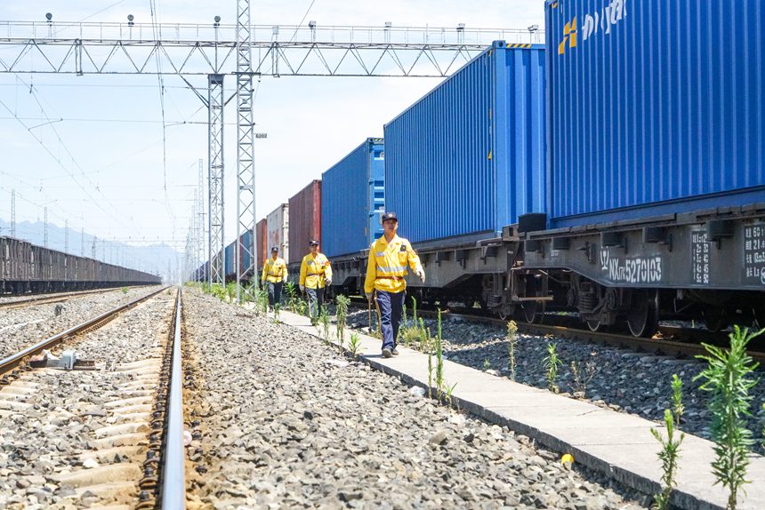 8月9日，重慶西車輛段貨車檢車員頭頂烈日工作。劉彪攝