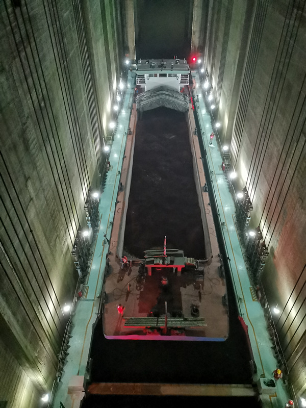 夜航船只駛入升船機系統。廖唯攝