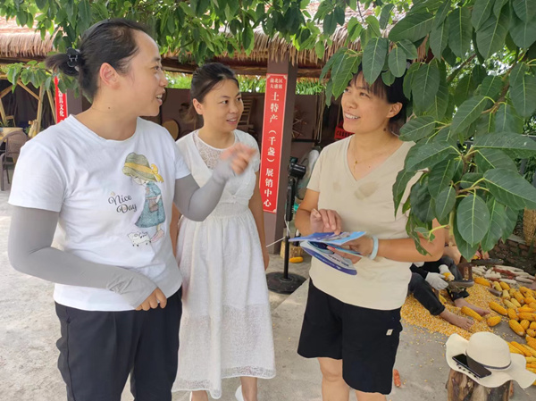 工作人員為企業宣傳緩繳社保、創業擔保貸款等惠企政策。袁世豐攝