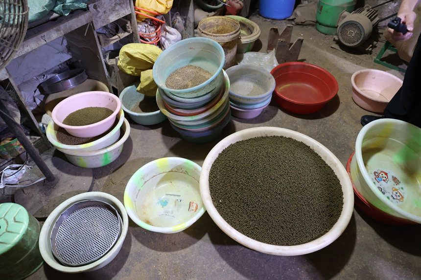 詐騙分子在簡易黑作坊里生產的“藥丸”。兩江新區警方供圖