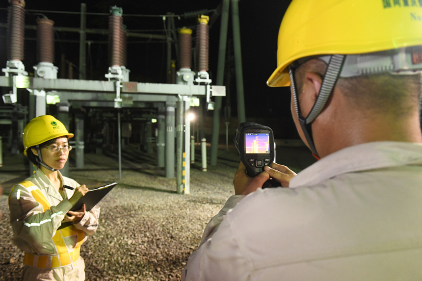 8月10日晚，國網重慶市電力公司員工在110千伏大路變電站測溫。周毅攝