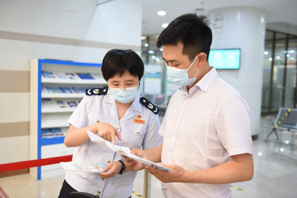 在辦稅服務廳，稅務人員向稅務特約監督員介紹今年組合式減稅降費政策內容。陳紅梅攝