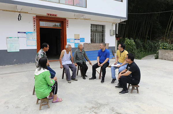了解村民需求。胡瑾攝