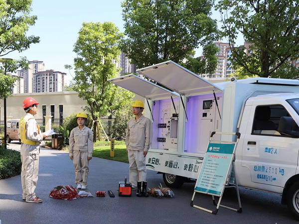 8月12日，國網永川供電公司利用“移動電e站”開展小區突發性故障停電應急演練。朱芳攝