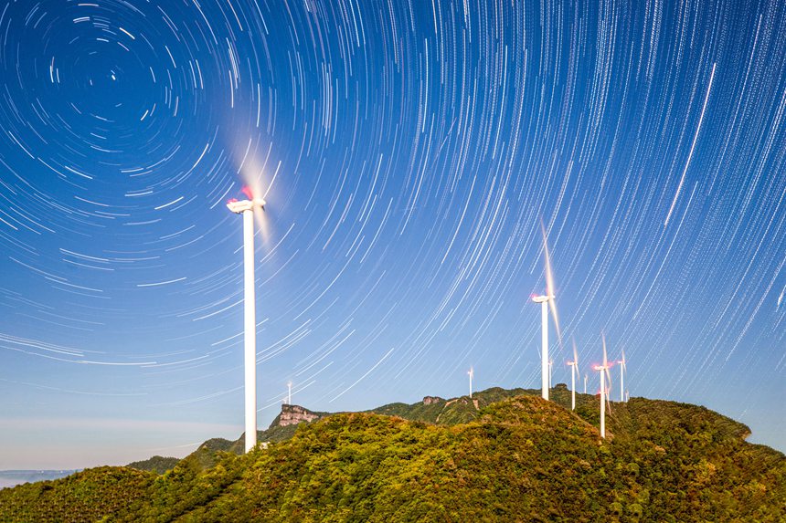 星空下的風力發電車。瞿明斌攝