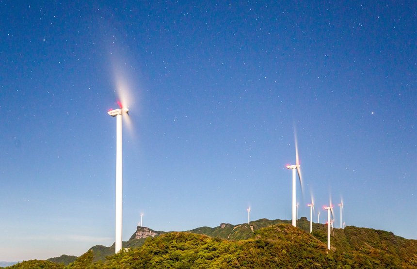 星空下的風力發電車。瞿明斌攝
